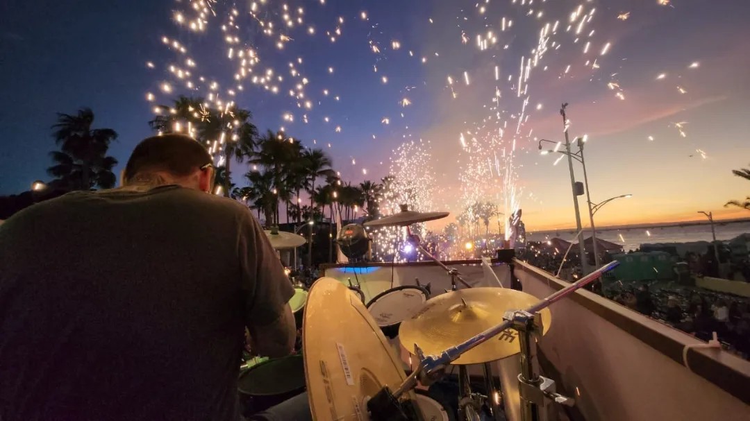 Presentación en vivo con fuegos artificiales, Valencia Music